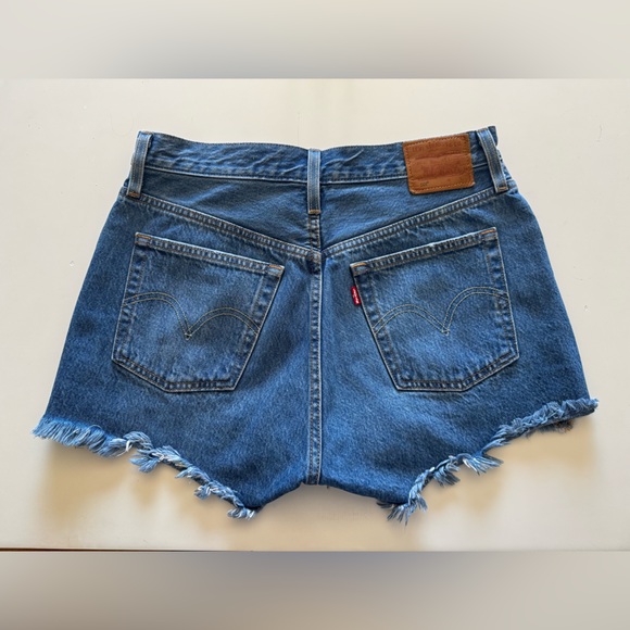 Like new, Women’s Levi’s 501 Original Cutoff Blue Denim Shorts, size 28. - Picture 6 of 10